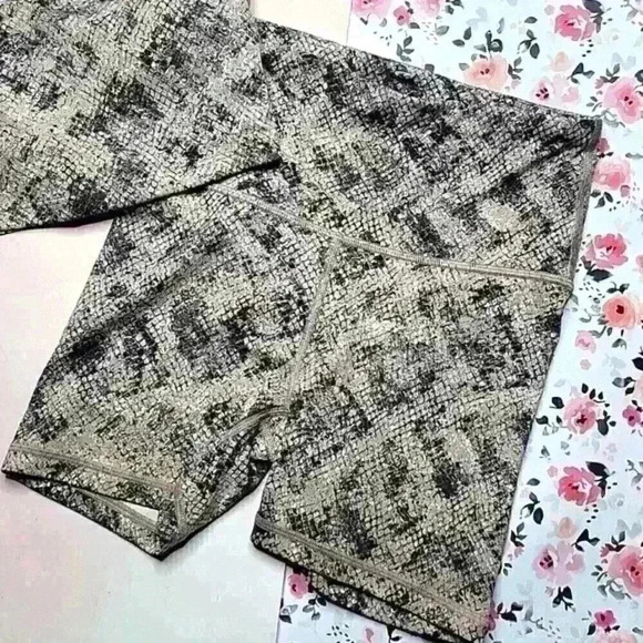 Gap Fit Snakeskin Bike Shorts - Picture 3 of 4